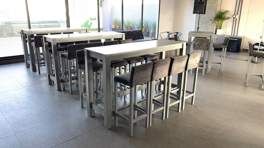 Mesas altas plateadas