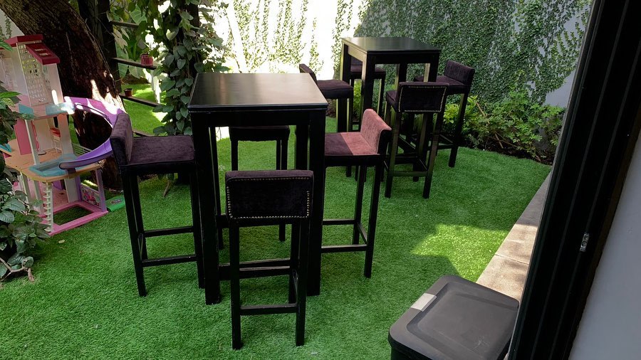 Montaje jardín mesas altas