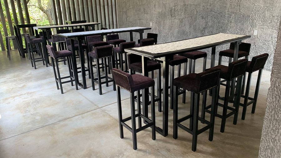 Mesas altas con bancas